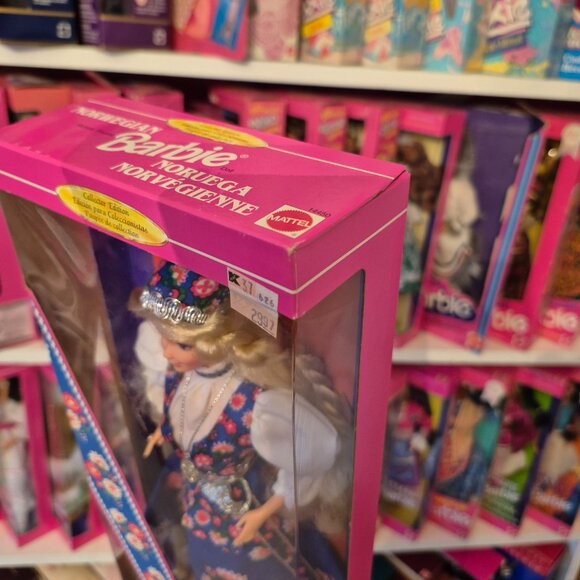 1993 Norwegian Dolls of the World Barbie - Picture 2 of 7